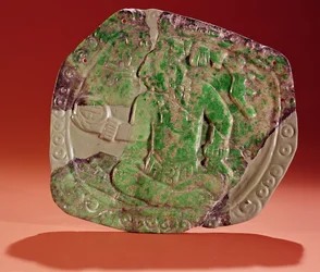 Pectoral krále z Tikal Site, Guatemala (nefrit)